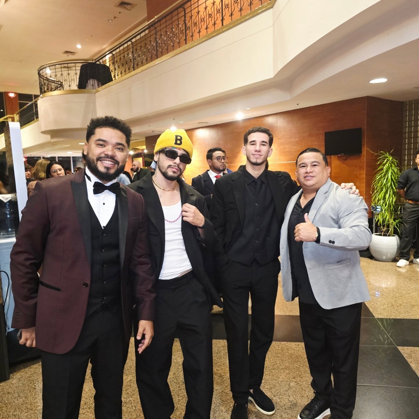 Equipo y artistas reunidos en una producción de eventos