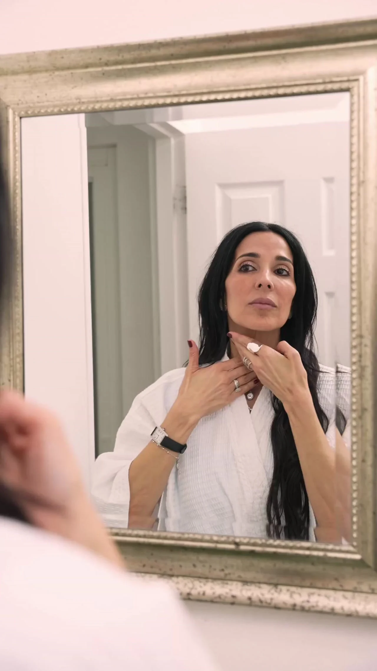 Especialista de Clínica Beauté evaluando su rostro frente a un espejo