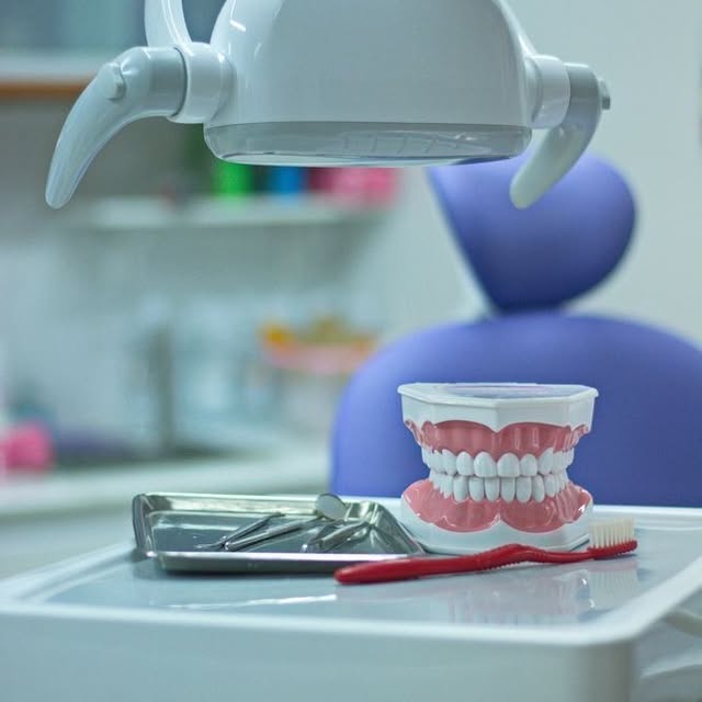 Equipo dental atendiendo a un paciente