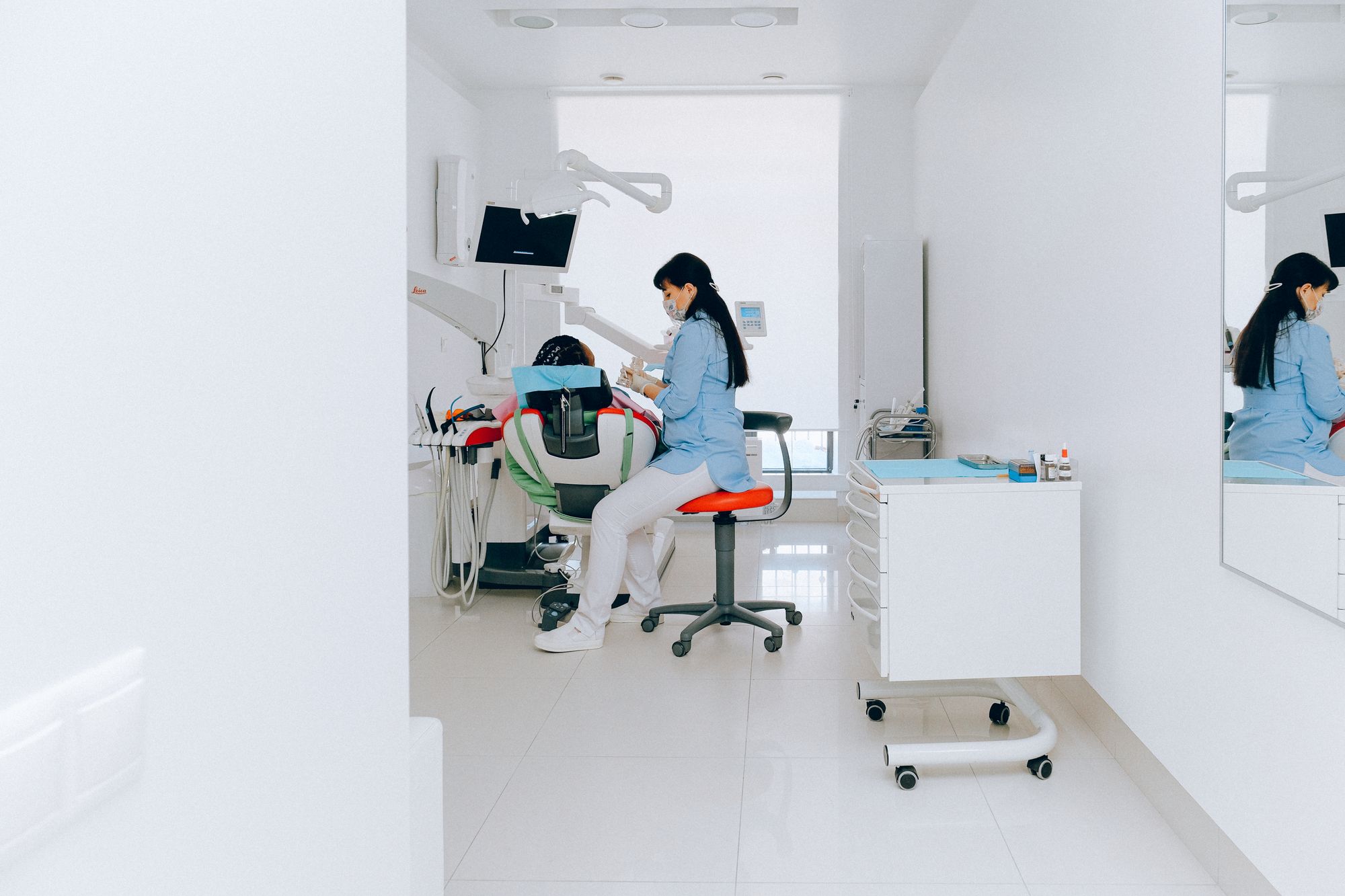 Consultorio dental moderno preparado para una atención cuidadosa