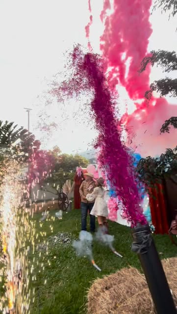 Efectos pirotécnicos de colores durante una celebración de PIROSHOW