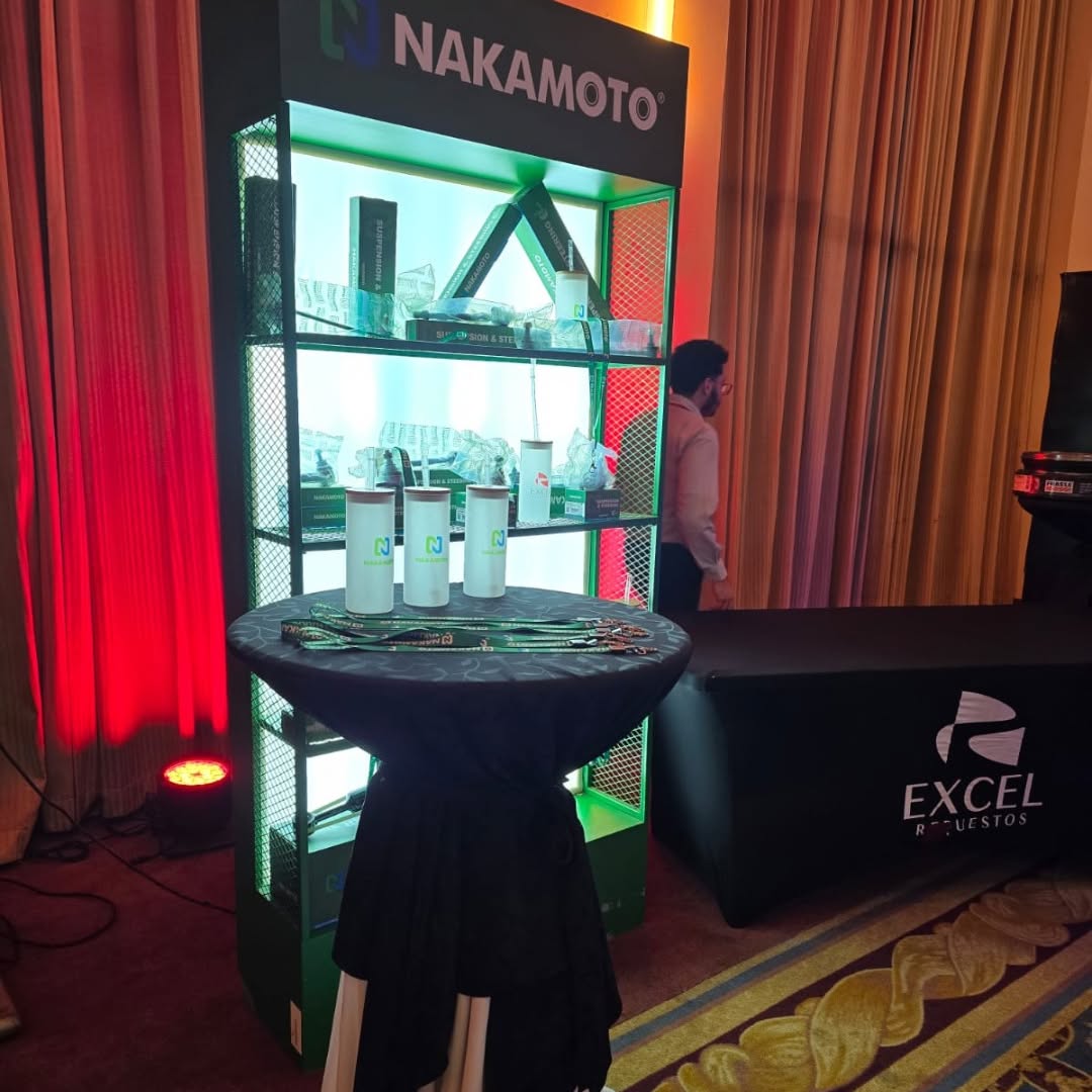 Mobiliario de exhibición iluminado en evento corporativo