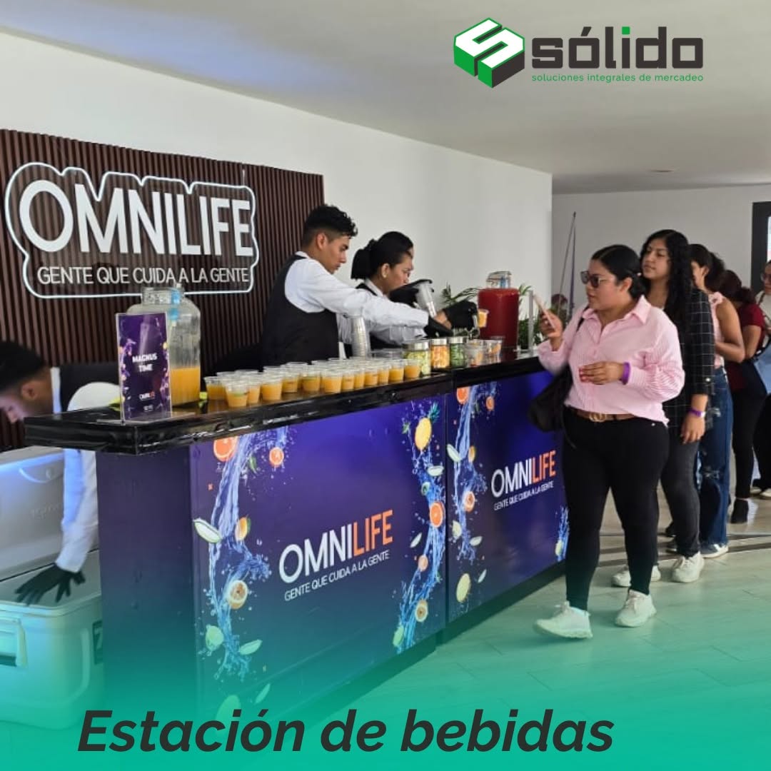 Estación de bebidas personalizada para evento de empresa